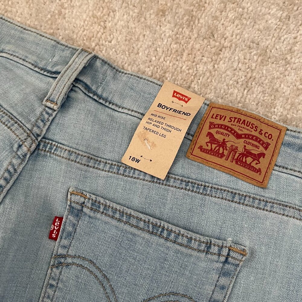 NWT New Levi’s Boyfriend Light Wash Blue Jeans 18W - Picture 10 of 12